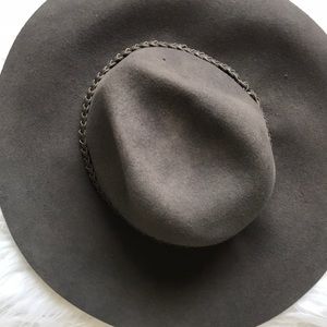 Belted gray floppy hat